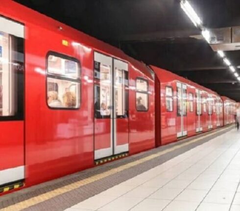 Milano: uomo si toglie la vita lanciandosi contro il treno in Metropolitana
