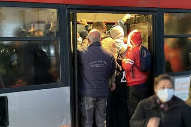 Chiusa la Metro C di Roma: ressa sulle navette, bus strapieni