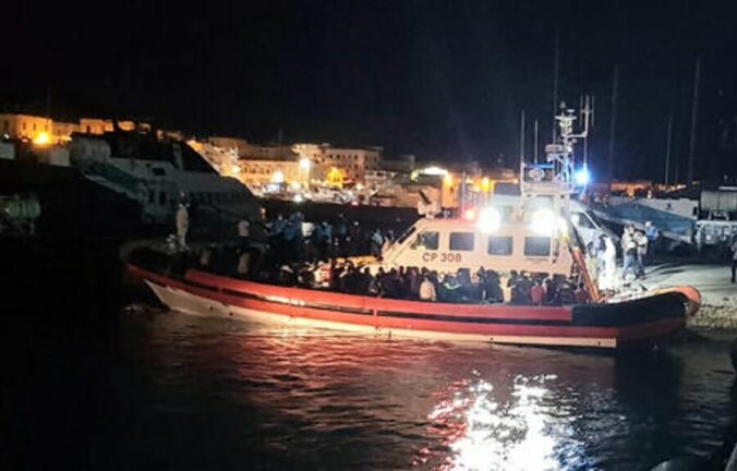 Migranti: 400 a Lampedusa, 7 sbarchi in poche ore