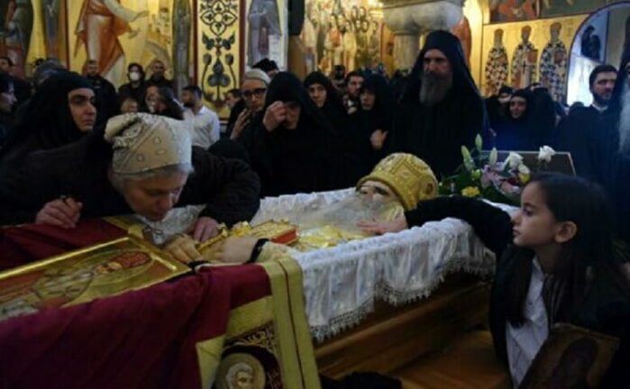 Montenegro, vescovo muore di covid: il suo funerale diventa un focolaio
