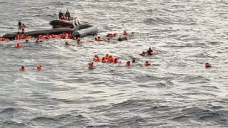 Gommone affonda. Centinaia di migranti in acqua, almeno 5 i morti