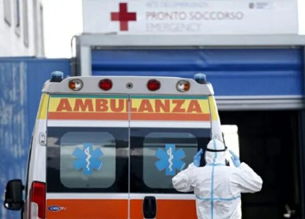 Negazionista prende a calci un’ambulanza: “Terroristi, spaventate la gente”