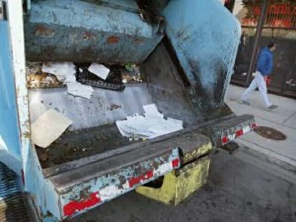 Netturbino schiacciato dal camion dei rifiuti: è grave