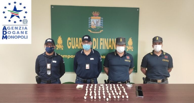 Ha in corpo 66 ovuli eroina, arrestato in aeroporto a Palermo