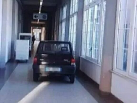 Entra con la Panda dentro l’ospedale e parcheggia in corridoio