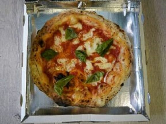 Mangiano davanti alla pizzeria, titolare multato 