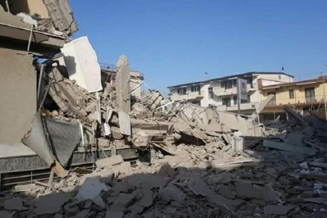 Poggiomarino, crolla un intero mobilificio: si cercano superstiti