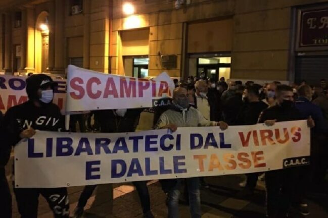 Campania zona rossa, protesta con migliaia di persone a Napoli