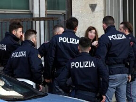 Milano, rapina in banca in corso: dipendenti in ostaggio