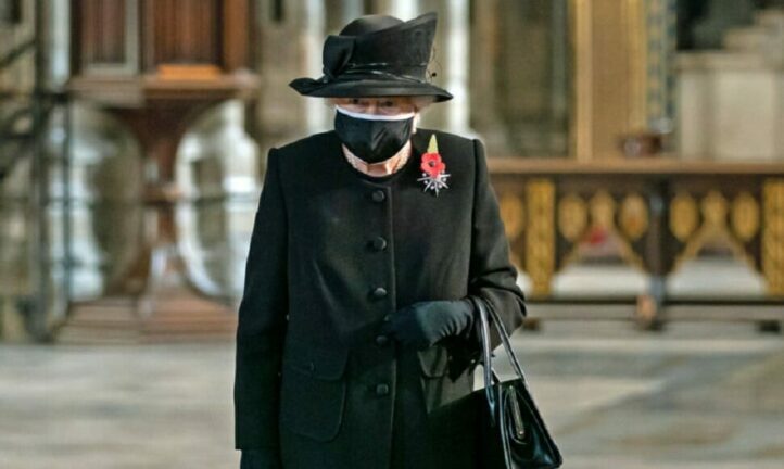 La regina Elisabetta per la prima volta in pubblico con la mascherina