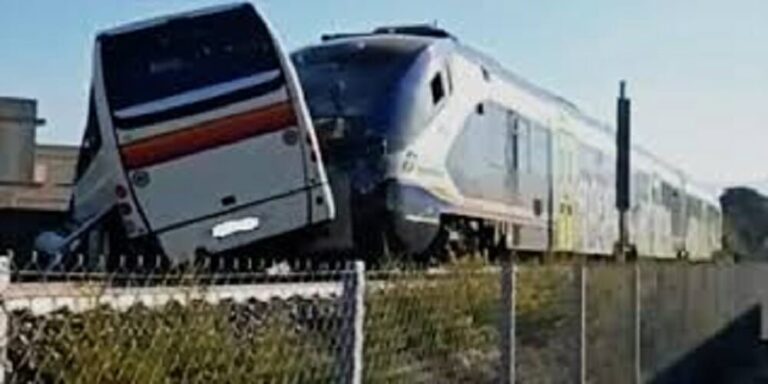 Vittoria (Rg): Treno travolge autobus fermo sulle rotaie
