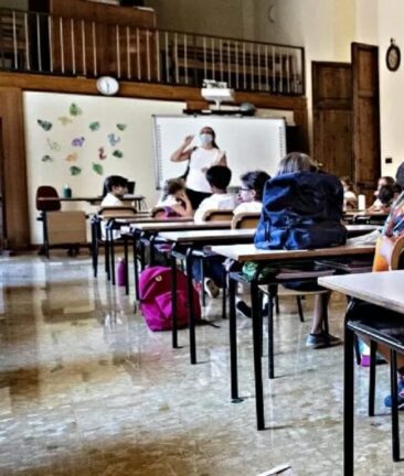 Scuola, gli stipendi di 70mila supplenti rischiano di slittare al 2021