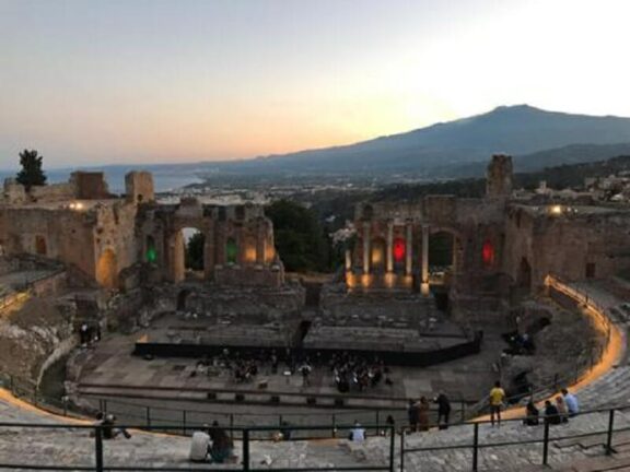 Dal Teatro antico concerto dell’Orchestra a plettro Città di Taormina