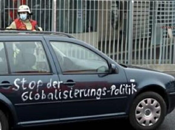 Terrore a Berlino, auto contro l’ufficio della Merkel: “Assassini”
