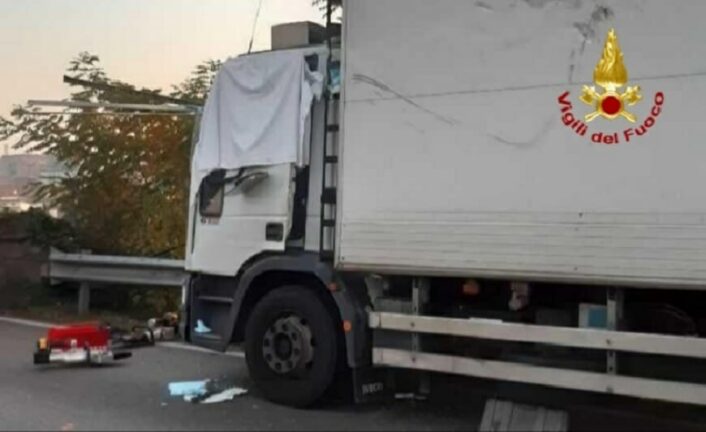 Trafitto da tubi persi da camion che lo precede, morto