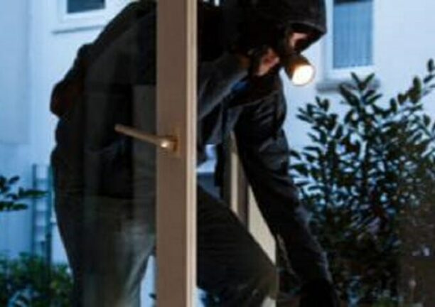 Professore sta facendo la videolezione: i ladri gli entrano in casa in diretta (Il Video)