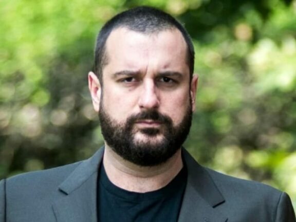 Costantino Della Gherardesca fa il verso di una concorrente di Ballando con le Stelle