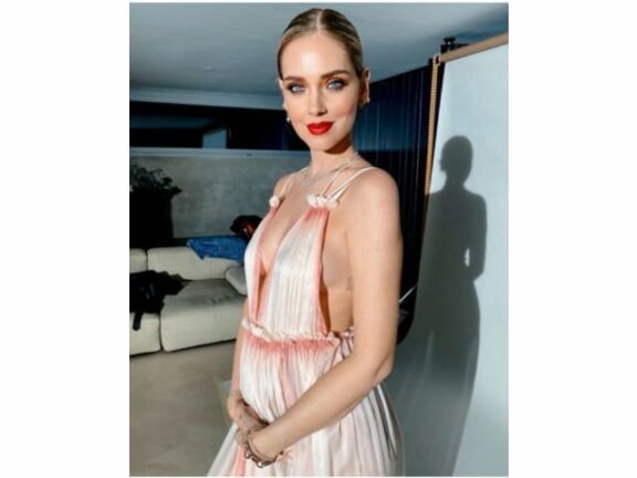 Chiara Ferragni si mostra con il pancione. Troppo sexy?