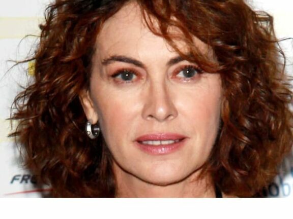 Elena Sofia Ricci positiva al Covid-19: l’annuncio in diretta