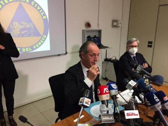 Covid: Luca Zaia esegue su se stesso in diretta il test ‘fai da te’