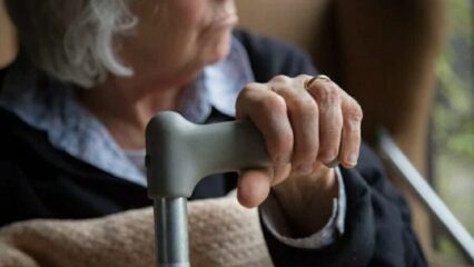 Mamma morta da tre anni, figlio si traveste da lei per incassare la pensione