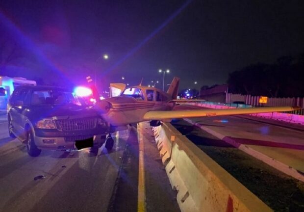 Aereo costretto a un atterraggio di emergenza in autostrada