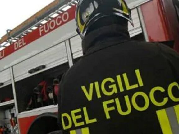 Maltempo, crolla un palazzo a Bacoli: si scava tra le macerie