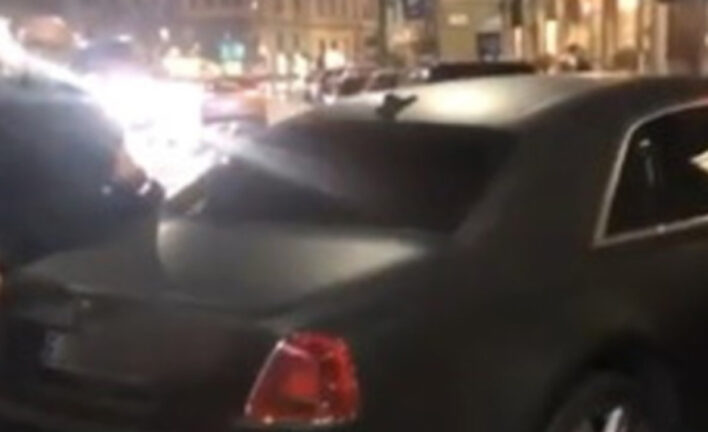 Flavio Briatore parcheggia la Rolls Royce così: traffico nel caos e insulti