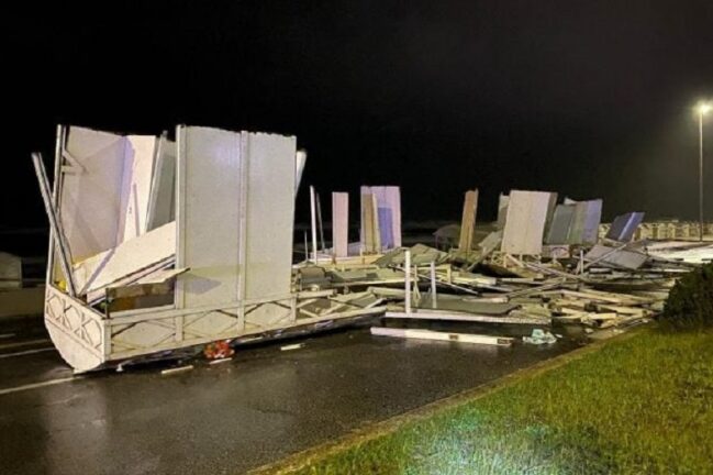 Mareggiata a Ostia per il maltempo, cabine divelte: delfino contro gli scogli