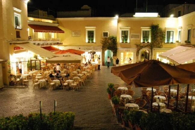 Capri, contro De Luca, apre i ristoranti: “Qui siamo in zona gialla”