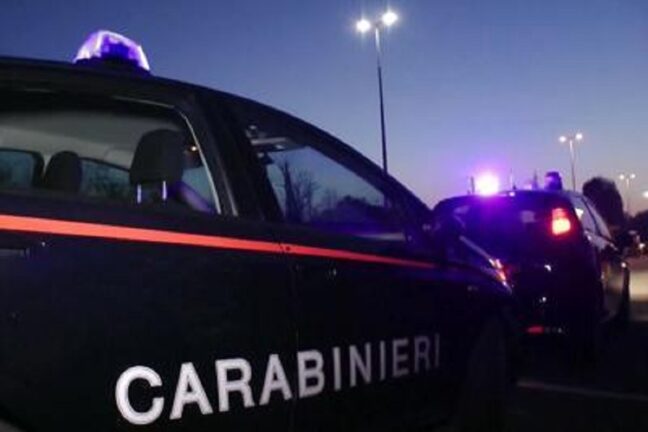 Auto con a bordo 4 giovani si schianta contro un camion: due morti