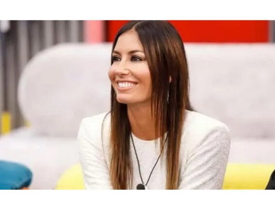Elisabetta Gregoraci spunta un mazzo di fiori bianco. Nuovo spasimante?