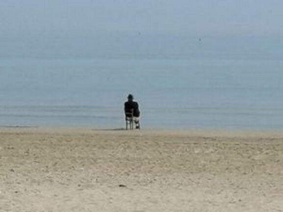 A 92 anni sconfigge il Covid e torna in spiaggia: “Solo il mare mi capisce”
