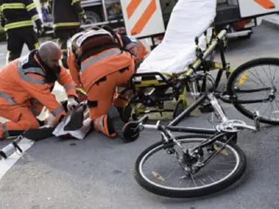 Incidente sulla Pontina a Terracina, scontro tra auto e bici: morto un ciclista