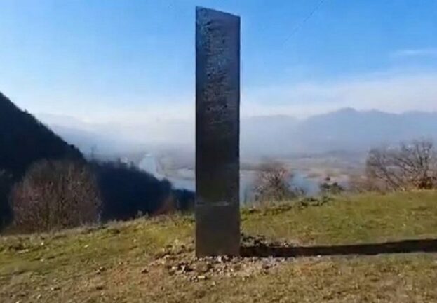 Monoliti, gruppo artistico rivendica la paternità