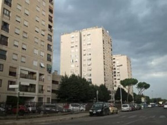 Perseguitano i vicini e picchiano il capofamiglia malato