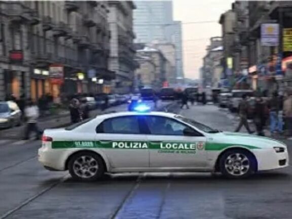 Milano, agenti della polizia locale investono una donna e poi scappano
