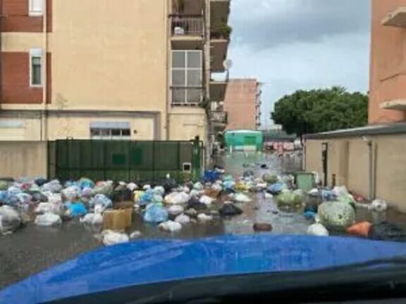Reggio Calabria nubifragio e un mare di rifiuti invade la città