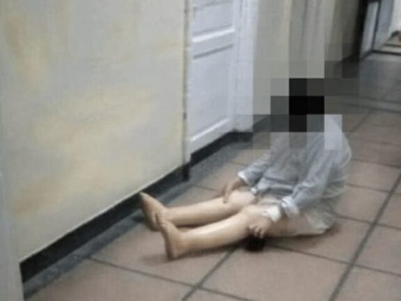 Pazienti nudi e abbandonati nei corridoi: le foto shock del reparto Covid