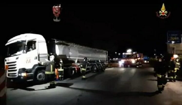 Tir sbanda e rovescia 25 litri di Soda Caustica in strada