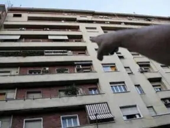 Tragedia a Milano ragazzo di 16 anni precipita dal terzo piano