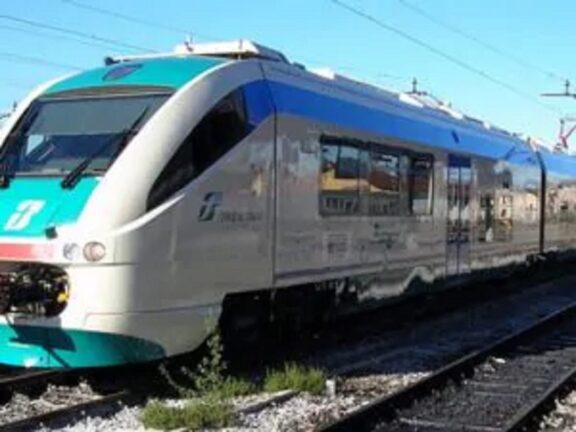 Investito e ucciso da un treno: linea sospesa tra Napoli e Roma