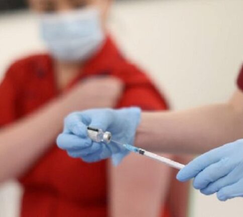 Vaccino: da reclutare 3mila medici e 12mila infermieri. Come partecipare