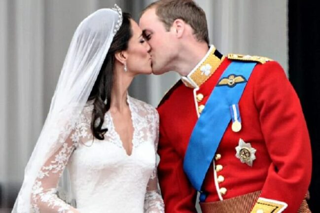 William e Kate. Royal tour in treno: mangiano marshmallow