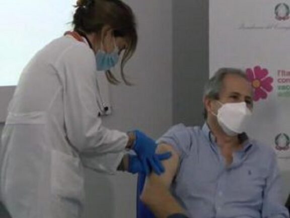 Andrea Crisanti si vaccina in diretta FB: “Momento di testimoniare la svolta”