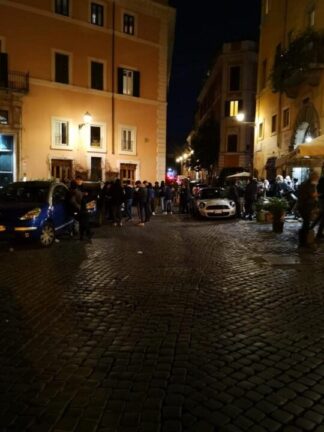 Assembramenti di ragazzi e ragazzini a Trastevere, a Monti e all’Eur