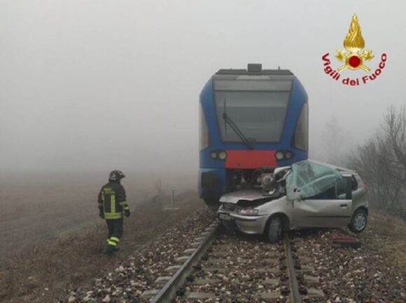 Auto investita da treno sui binari, in salvo gli occupanti