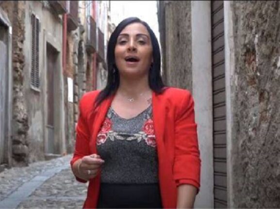 “Sparate alla polizia? È cultura”. La folle difesa della cantante