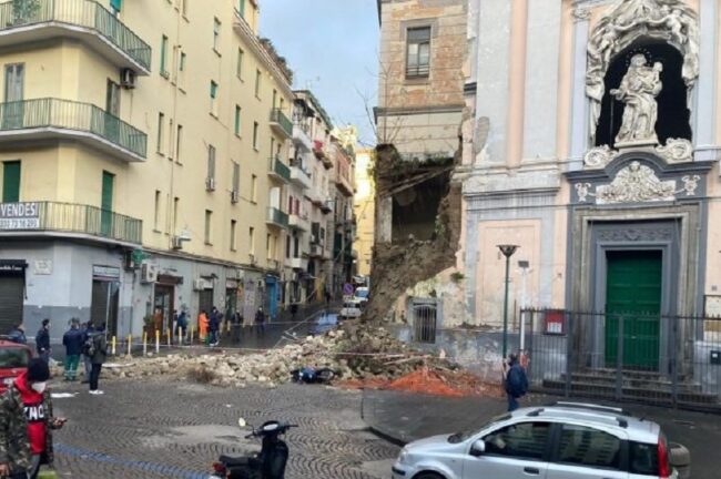 Crolla la facciata di una chiesa a Napoli, in piazza Cavour