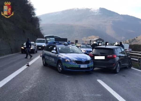 Folle corsa contromano in autostrada: la polizia gli spara